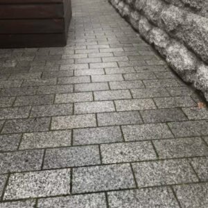 Мощення із сірого граніту